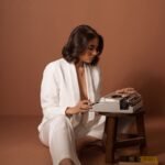 La escritora misteriosa KB revela su rostro, muestra su belleza y anuncia el estreno de su podcast